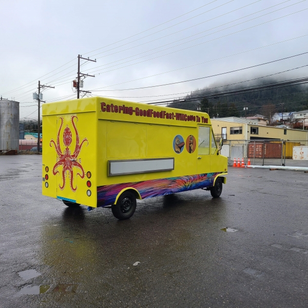 Yellow Electric Four-wheel Food Truck Yellow Electric Four-wheel Food Truck